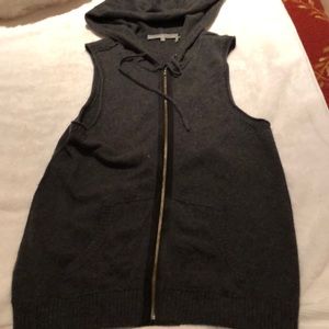 Sleeveless cashmere sweater